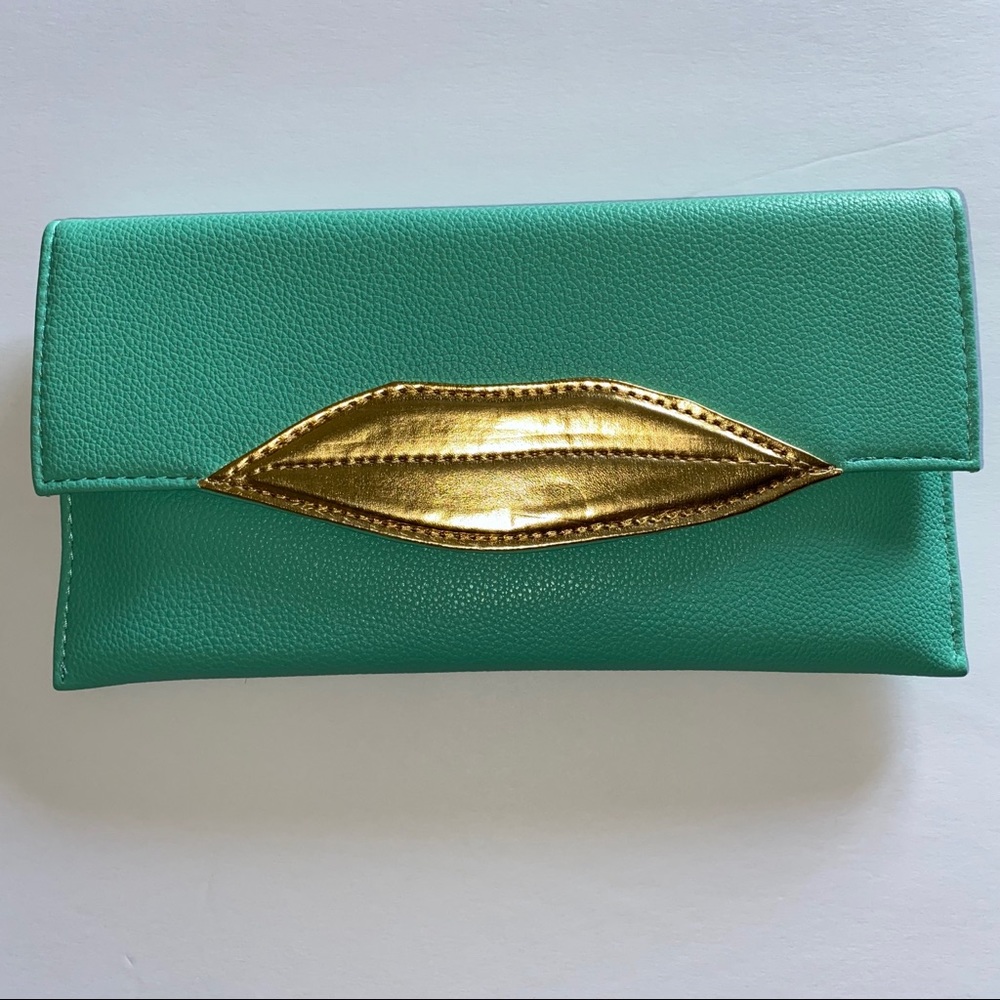 🔴 2/$25 S|A|L|E (NWT) Gold Lip Statement Clutch